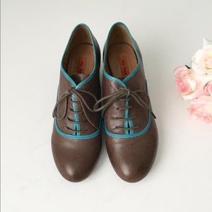 Lace up Miz Mooz brown leather with turquoise trim